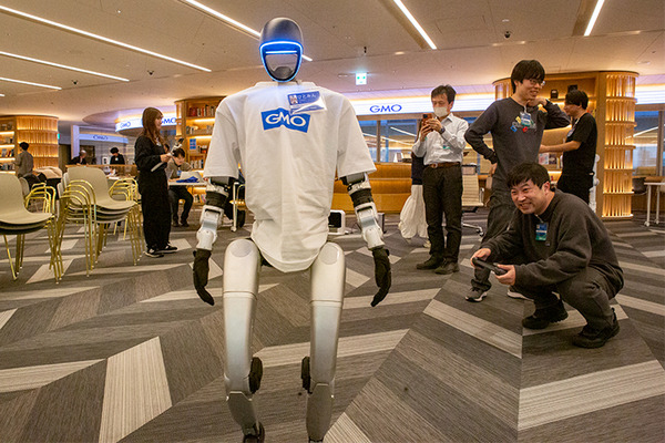 話題のヒューマノイドが歩き回る！犬型ロボや警備ロボ、搬送ロボなどが集結　GMO AIRが社内向けロボット体験会を開催