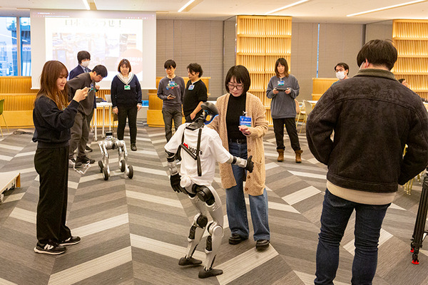 話題のヒューマノイドが歩き回る！犬型ロボや警備ロボ、搬送ロボなどが集結　GMO AIRが社内向けロボット体験会を開催