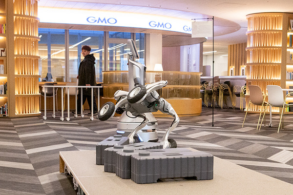 話題のヒューマノイドが歩き回る！犬型ロボや警備ロボ、搬送ロボなどが集結　GMO AIRが社内向けロボット体験会を開催