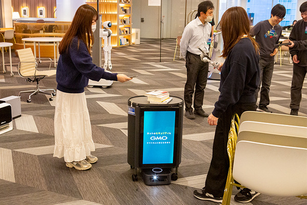 話題のヒューマノイドが歩き回る！犬型ロボや警備ロボ、搬送ロボなどが集結　GMO AIRが社内向けロボット体験会を開催