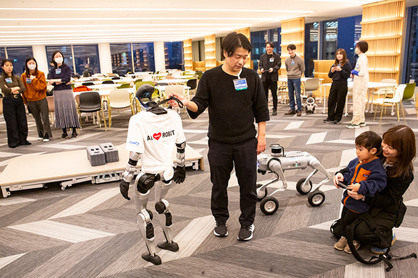話題のヒューマノイドが歩き回る！犬型ロボや警備ロボ、搬送ロボなどが集結　GMO AIRが社内向けロボット体験会を開催