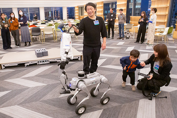 話題のヒューマノイドが歩き回る！犬型ロボや警備ロボ、搬送ロボなどが集結　GMO AIRが社内向けロボット体験会を開催