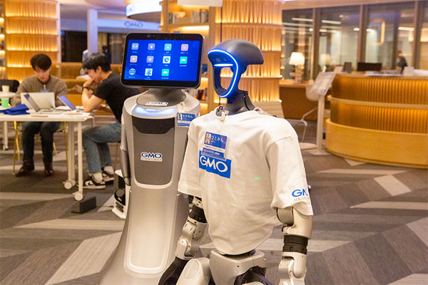 話題のヒューマノイドが歩き回る！犬型ロボや警備ロボ、搬送ロボなどが集結　GMO AIRが社内向けロボット体験会を開催