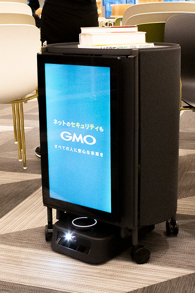 話題のヒューマノイドが歩き回る！犬型ロボや警備ロボ、搬送ロボなどが集結　GMO AIRが社内向けロボット体験会を開催
