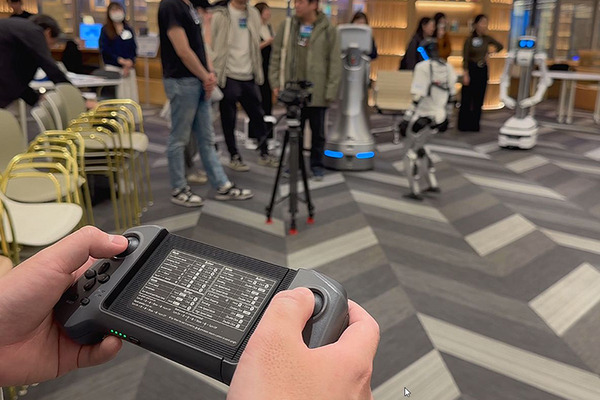 話題のヒューマノイドが歩き回る！犬型ロボや警備ロボ、搬送ロボなどが集結　GMO AIRが社内向けロボット体験会を開催