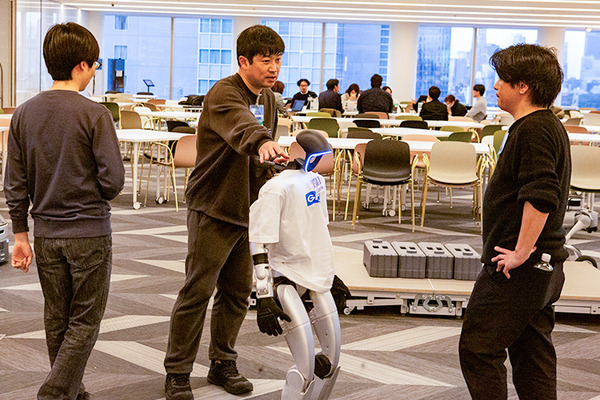 話題のヒューマノイドが歩き回る！犬型ロボや警備ロボ、搬送ロボなどが集結　GMO AIRが社内向けロボット体験会を開催