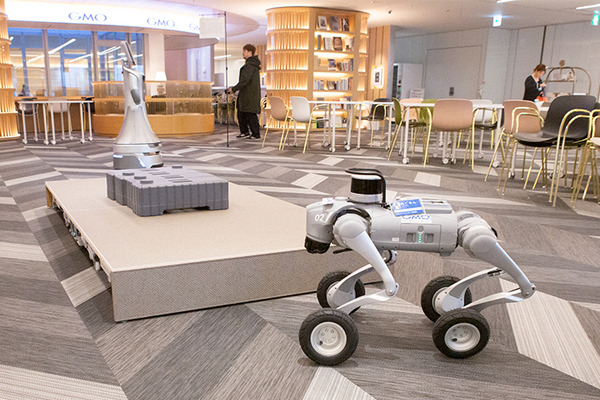 話題のヒューマノイドが歩き回る！犬型ロボや警備ロボ、搬送ロボなどが集結　GMO AIRが社内向けロボット体験会を開催