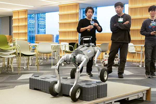 話題のヒューマノイドが歩き回る！犬型ロボや警備ロボ、搬送ロボなどが集結　GMO AIRが社内向けロボット体験会を開催
