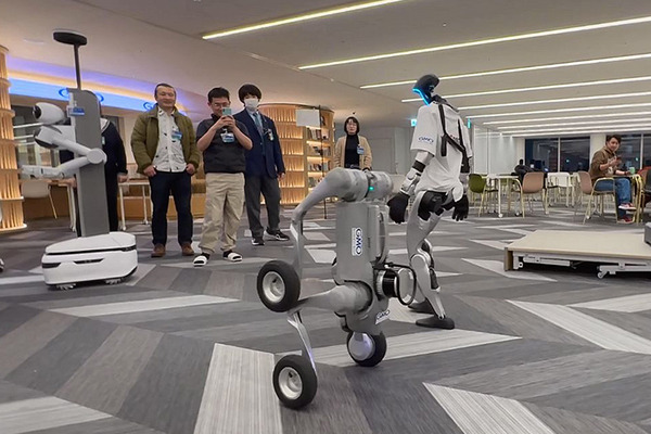 話題のヒューマノイドが歩き回る！犬型ロボや警備ロボ、搬送ロボなどが集結　GMO AIRが社内向けロボット体験会を開催