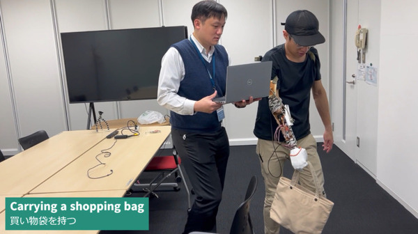 キューティーロイドから生まれた人間の手に近い高性能小型ロボットハンドを義手に活用　可能性を示す動画を公開