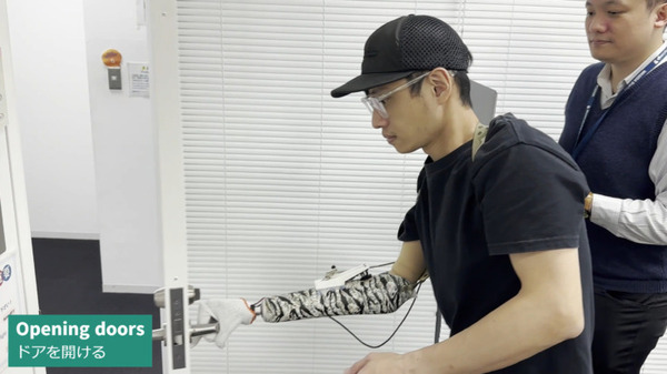 キューティーロイドから生まれた人間の手に近い高性能小型ロボットハンドを義手に活用　可能性を示す動画を公開