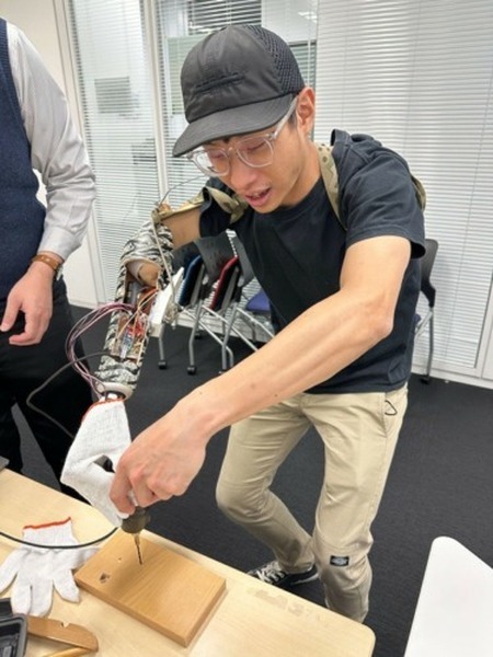 キューティーロイドから生まれた人間の手に近い高性能小型ロボットハンドを義手に活用　可能性を示す動画を公開