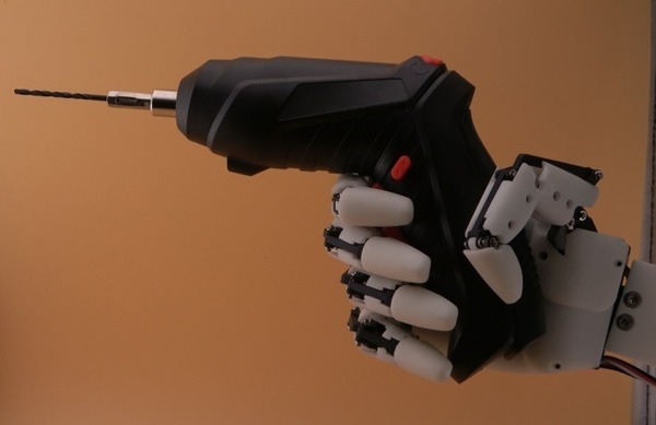 キューティーロイドから生まれた人間の手に近い高性能小型ロボットハンドを義手に活用　可能性を示す動画を公開