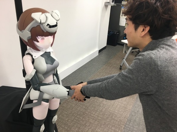 キューティーロイドから生まれた人間の手に近い高性能小型ロボットハンドを義手に活用　可能性を示す動画を公開