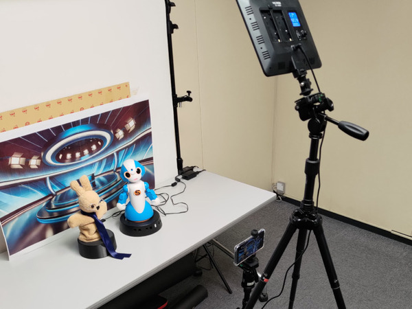 ヴイストンがChatGPTで2台のロボット掛け合い動画を公開　AI生成でシナリオや背景を作って製作を効率化