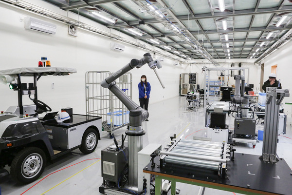 NTT東日本「スマート工場のローカル5Gデモを公開」メーカー異なる複数ロボットやAMR、IoT機器等が連携