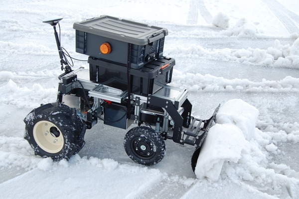 新千歳空港で無人除雪機「除雪ドローン V3」の実証実験　スズキの電動モビリティを活用、遠隔操作・自動運転で省人化