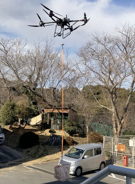 【日本初】線路の上空をドローンで「発電機とガソリン」を輸送　災害発生時の物資輸送を想定した実証実験に成功