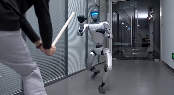 Unitreeのヒューマノイド、今度はスピンキックを披露！「720°スピンキック、衝撃を聞け！」