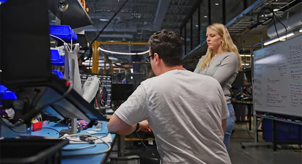 ボストン・ダイナミクスのヒューマノイド「電動アトラス」自動車製造工場で働くためトレーニング中！ラボ内部の動画を公開