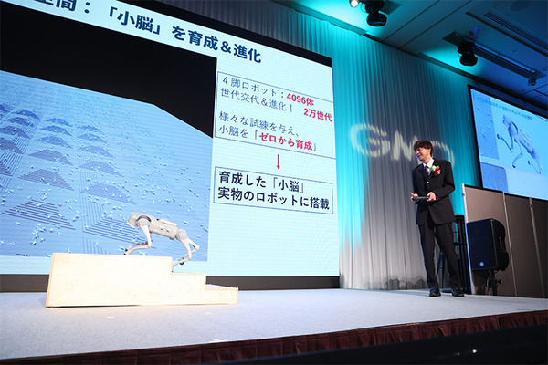 AIと仮想空間で群ロボットが自律進化！サイバーセキュリティの新課題　fuRo古田所長がスワームロボティクスをデモ