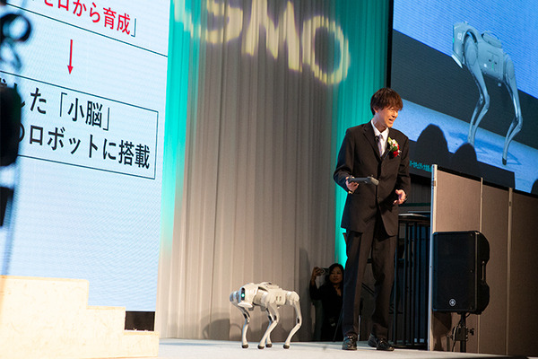 AIと仮想空間で群ロボットが自律進化！サイバーセキュリティの新課題　fuRo古田所長がスワームロボティクスをデモ