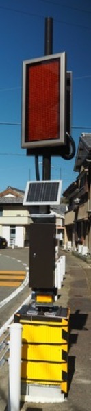 自動運転車両の接近を知らせ、歩行者に注意喚起するLED表示板の実証実験に参画　積水樹脂