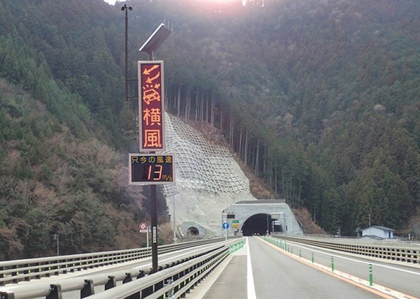 自動運転車両の接近を知らせ、歩行者に注意喚起するLED表示板の実証実験に参画　積水樹脂