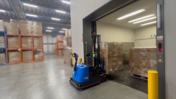 自動フォークリフト「AutoFork」が東京ロジファクトリーで本格稼働　自動フォークリフトとエレベータ連携で物流自動化を促進