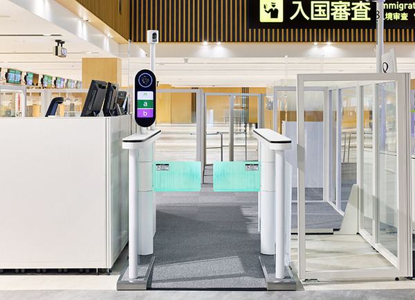 入管庁、NECの顔認証ウォークスルーゲートを羽田空港・関空・成田空港の一部に導入へ　急増中の訪日旅行者の増加に対応