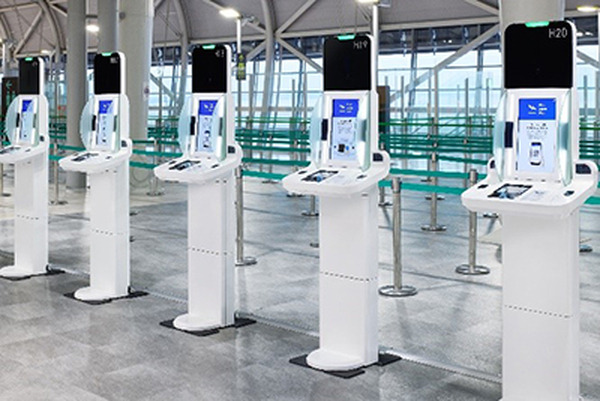 入管庁、NECの顔認証ウォークスルーゲートを羽田空港・関空・成田空港の一部に導入へ　急増中の訪日旅行者の増加に対応