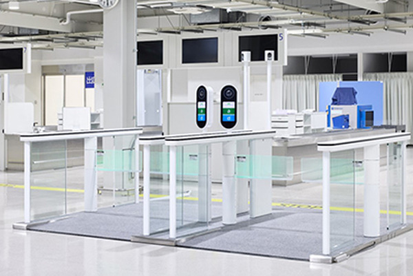 入管庁、NECの顔認証ウォークスルーゲートを羽田空港・関空・成田空港の一部に導入へ　急増中の訪日旅行者の増加に対応