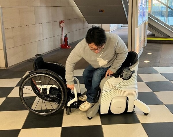 ホンダ「着座型ハンズフリーパーソナルモビリティ UNI-ONE」をビル清掃業務と配送業務に活用、実用性の検証結果を公表　日鉄興和不動産と品川インターシティ