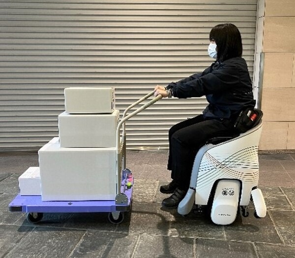 ホンダ「着座型ハンズフリーパーソナルモビリティ UNI-ONE」をビル清掃業務と配送業務に活用、実用性の検証結果を公表　日鉄興和不動産と品川インターシティ