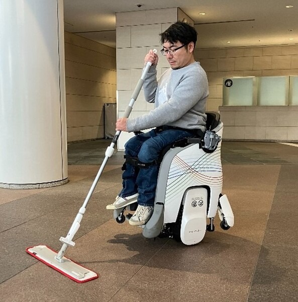 ホンダ「着座型ハンズフリーパーソナルモビリティ UNI-ONE」をビル清掃業務と配送業務に活用、実用性の検証結果を公表　日鉄興和不動産と品川インターシティ