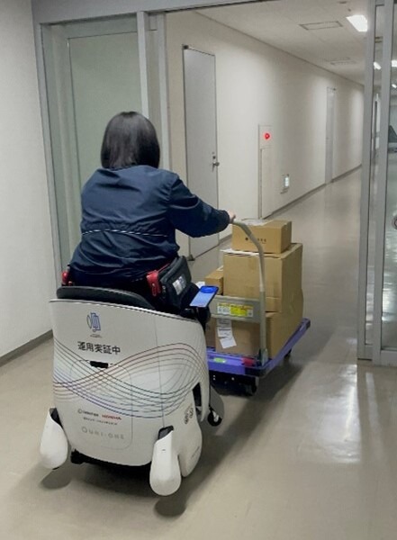 ホンダ「着座型ハンズフリーパーソナルモビリティ UNI-ONE」をビル清掃業務と配送業務に活用、実用性の検証結果を公表　日鉄興和不動産と品川インターシティ
