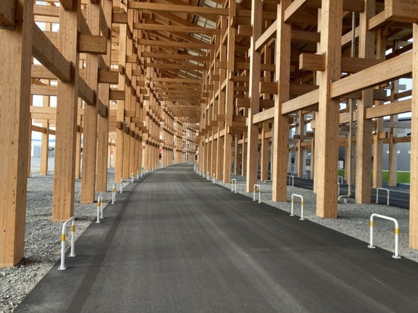 大阪・関西万博の自動運転バスに「ターゲットラインペイント」を採用　大屋根リング下やトンネル内の安定走行に有効と判断