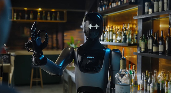 KEENONがセミヒューマノイド「XMAN-R1」を発表　配膳ロボットなど既存製品群と連携する動画も公開