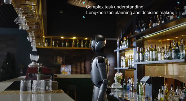 KEENONがセミヒューマノイド「XMAN-R1」を発表　配膳ロボットなど既存製品群と連携する動画も公開