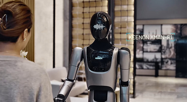 KEENONがセミヒューマノイド「XMAN-R1」を発表　配膳ロボットなど既存製品群と連携する動画も公開