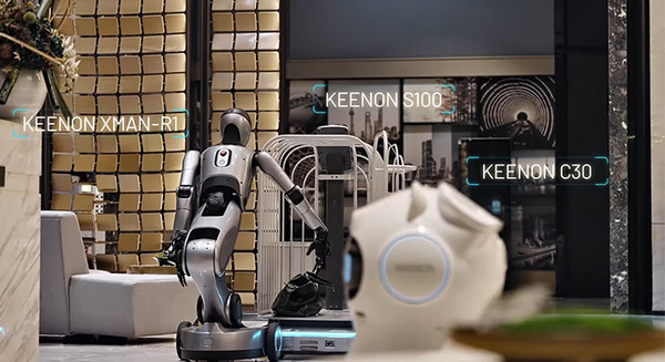 KEENONがセミヒューマノイド「XMAN-R1」を発表　配膳ロボットなど既存製品群と連携する動画も公開