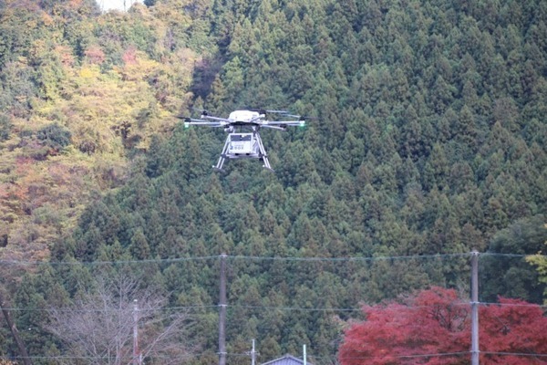 佐川急便ら、ドローン物流で空域の異なる2ルートを1人の運航指示者が2機同時の飛行に成功
