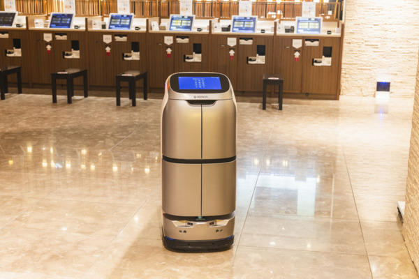 自動搬送ロボットとエレベータが電話交換機（PBX）で自動連携　ホテルサンルートプラザ新宿がルームサービス提供をDX