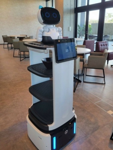 会話AIロボットを搭載した自動搬送ロボット「Collibot」発売開始　オススメ商品の説明やガイド、人と会話できる複合型搬送ロボット