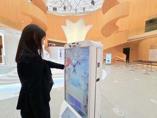 3Dデジタルヒューマン技術と生体情報解析AIを備えたAIコンシェルジュロボット「ミライア・リンクス」大阪ヘルスケアパビリオンに登場