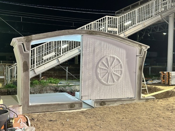 新駅舎は3Dプリンターで作る時代に!? 始発までの６時間で工事を完了したJR初島駅