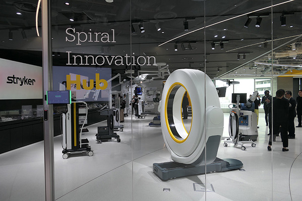 日本ストライカーが本社を拡張移転、ショールーム付きに　人工関節置換術用ロボット「Mako」訓練施設も