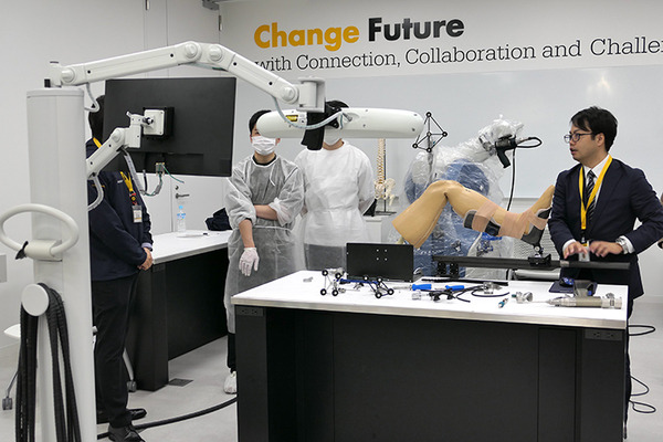 日本ストライカーが本社を拡張移転、ショールーム付きに　人工関節置換術用ロボット「Mako」訓練施設も