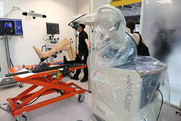 日本ストライカーが本社を拡張移転、ショールーム付きに　人工関節置換術用ロボット「Mako」訓練施設も