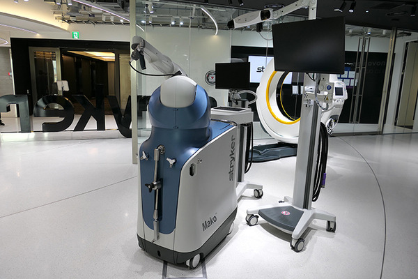 日本ストライカーが本社を拡張移転、ショールーム付きに　人工関節置換術用ロボット「Mako」訓練施設も